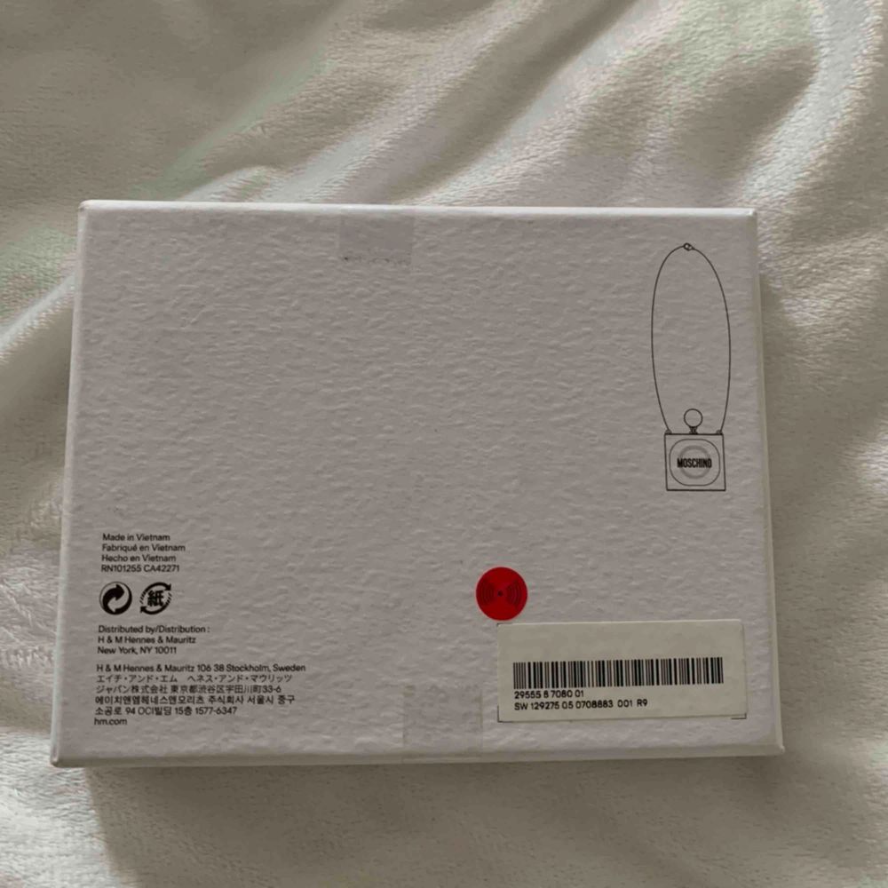 Helt Ny och Unik Moschino halsband från H&M i samarbete med Moschino i form av en kondom. De har tillverkats i begränsad antal så det är definitivt en unik exemplar.  Size of pendant 5.5x6 cm. Length of necklace 66 cm.. Accessoarer.