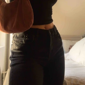  - Svarta Bootcut jeans. Extremt mjukt o bekvämt material💕. Jag är runt 165 cm lång. Kontakta mig för fler bilder🌸