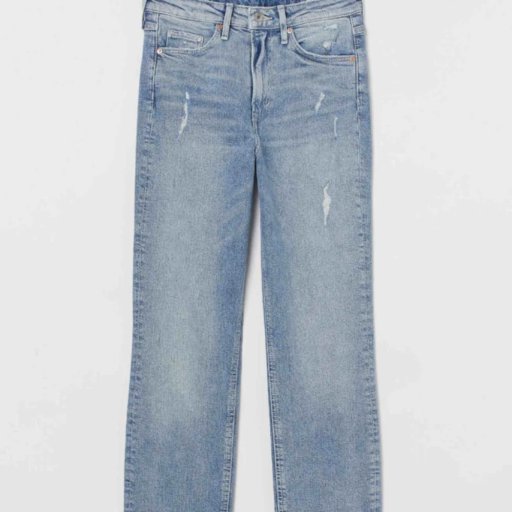 Helt nya jeans med prislapp kvar!! Säljes pga fel storlek!! . Jeans & Byxor.
