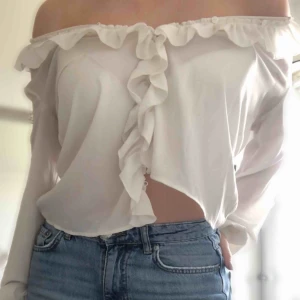  - Blus från Gina Tricot. Fint skick. Går att knäppa upp knapparna och ha den som man vill. Köparen står för frakten💞