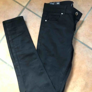 - Oanvända skinny jeans, svarta!  Kan gå ner i pris 