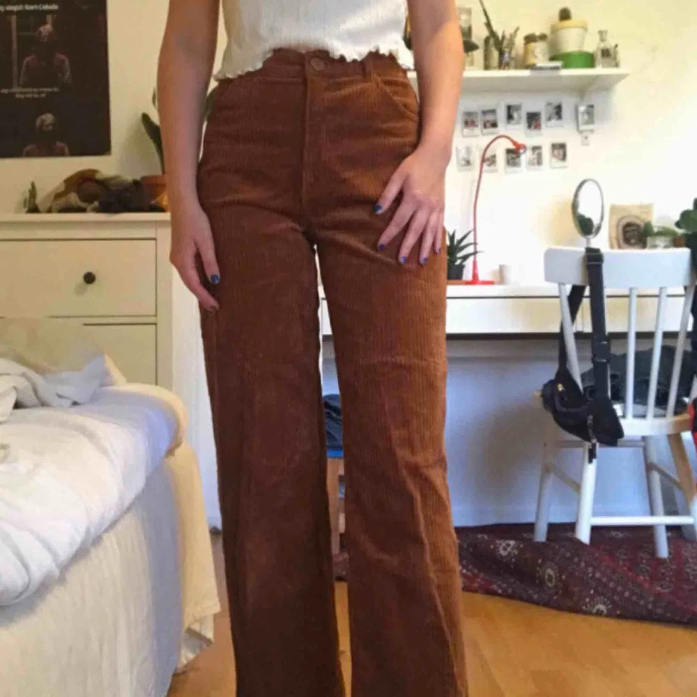 Säljer dessa bruna manchesterbyxor:). Jeans & Byxor.