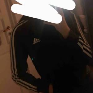  - En Adidas Kofta. Selan använd och lär i storlek 150 Två framfickor på den och bra kvalite. Säljer för 100-150kr
