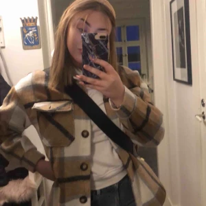  - Sälder denna eftertraktade jacka då jag inte längre använder den, använd endast några enstaka gånger så finns inga fel på den (OBS!! Inte äkta från zara)