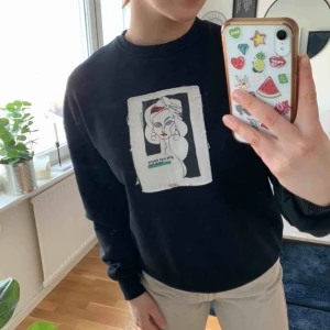  - Populär tröja från Nakd med snyggt motiv. Storlek S och frakten ingår