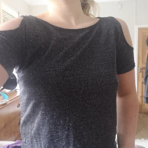 Cool festtop!  - Glittrig festtop! Lite cropad, aldrig använd! 💞