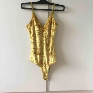  - Gul body från bikbok.