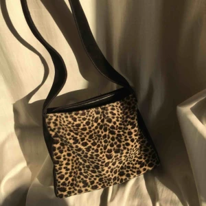  - Ball axelväska med leomönster på. Rymlig! Köparen står för frakt🐆