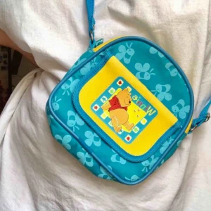  - Jättefin nalle puh väska❤️ perfekt till våren!! Frakt på 40kr tillkommer