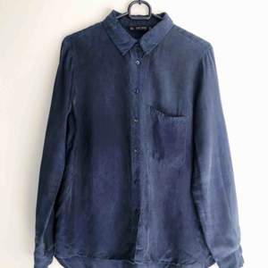 Märke: Zara Basic Collection  Typ: skjorta  Storlek: M Färg: Blå  Material: twill  Kroppstyp: kvinna  Skick: gott