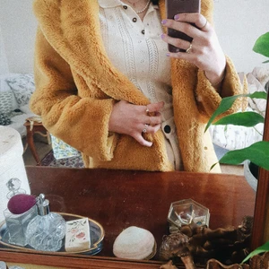🌼Gul pälsjacka 🌼 - Fluffig, mjuk o jätteskön fejkpäls som är gul!!! passar bra i vårsolen, i höstlöven o i en inte-så-jättekall vinter. Storlek M o märke okänt pga present 🌼 ca ett år gammal och inte vidare använd, inga skador eller liknande. 