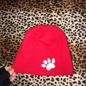  - Söt röd mössa ✨ möts i Stockholm eller så kostar frakt 42kr 