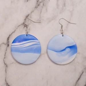 Blue ocean XL - Underbara örhängen i blått och vitt, nickelfria. 11:- i frakt, fri frakt vid köp över 100:-. 
