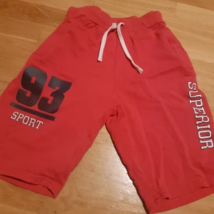 Röda shorts - Riktigt bra shorts, köpte de för 300 hundra men säljer de för 170kr har använt dem en gång för att de de var för små.     Riktigt fina om man har de på sommaren. Från början beställde och köpte jag de för att spela basket, men jag köpte de.