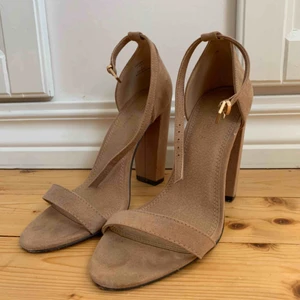  - Beiga mockaklackar i väldigt fint skick. Från Asos. Endast använda en gång. Klackarna är 10cm. Passar en normal 37:a. Köparen står för frakten. 