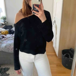  - Off shoulder tröja. Köparen står för frakten 