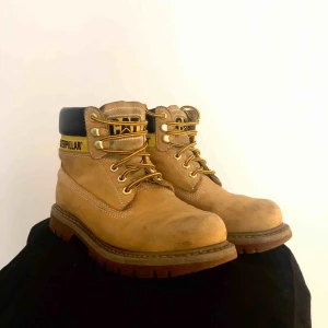  - Vinterkängor från CAT. Använda en vinter men i bra skick, lite smutsiga bara. Finns att hämta på Hisingen, Göteborg. 