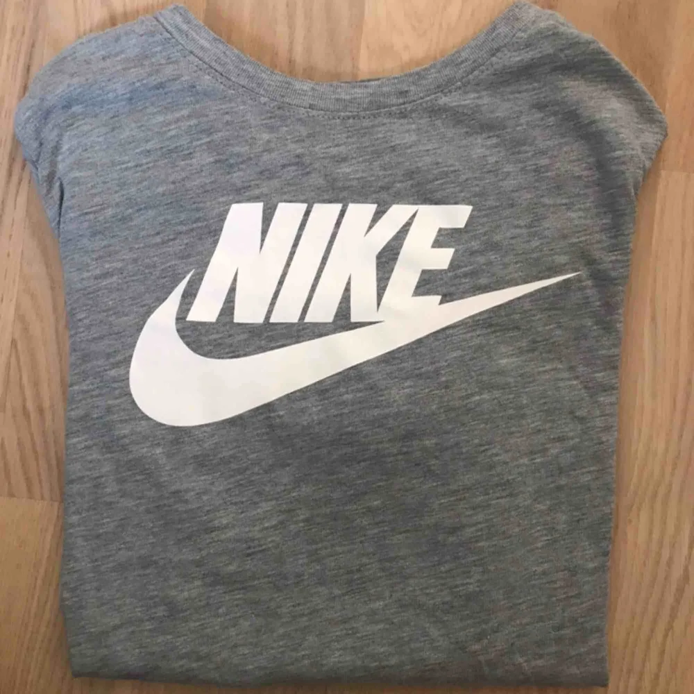 Snygg märkes t-shirt från Nike.  Använd fåtal gånger till vardags (har inte tränat i den) Storleken är M men den är mycket liten och skulle lätt passa en S - XS  Köpt på Teamsportia en gång i tiden, äkta nike med andra ord :). T-shirts.