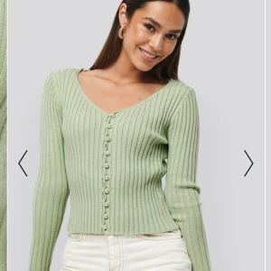 Na-kd pearl knitted cardigan - Säljer denna populära slutsålda koftan (lite cropped) med pärlor som knappar i färgen pastellgrön/mintgrön. Slutsåld överallt. Buda gärna 💕 den är helt oöppnad med prislappen kvar.