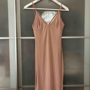  - Nude färgad klänning från Nelly. Skulle användas men kom aldrig till användning! 