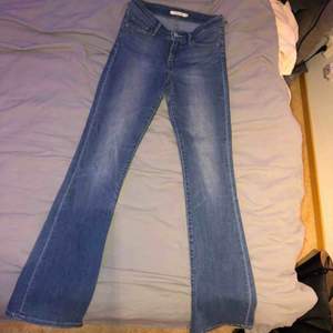 Levis bootcut jeans. Sälgs pga växt ur dom. Byxorna är slitna i skärphållaren därför kan priset diskuteras!