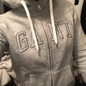  - Gant hoodie med dragkedja.