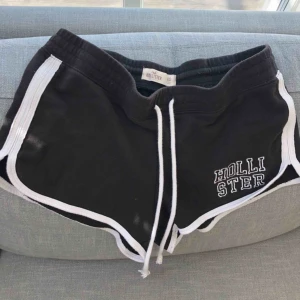  - Fina och sköna mjukis shorts från Hollister.  Perfekta nu inför sommar och vår!💛  Ni kan alltid skriva till mig om ni önskar fler bilder och även hur dom sitter på. Kram