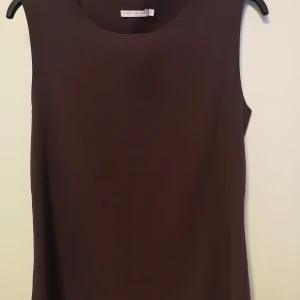 Weekday topp - Mörklila top från weekday i Jun Tank modell. Använd två gånger. Storlek S