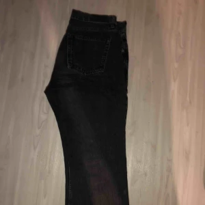  - Trendiga mom liknande jeans.Sjukt snygg urtvättad svart färg. Säljer då de inte riktigt är min stil längre💗💗