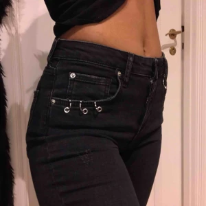  - Mellanmidjade mörkgråa jeans med detaljer som slitningar och silverringar🤍 Kommer tyvärr inte till användning längre, strl 36