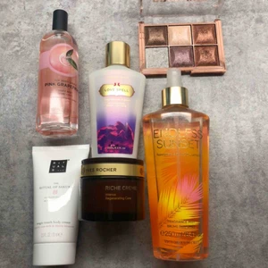  - Victorias secret - Endless summer 60kr Body shop - Pink grapefruit 50kr Ögonskuggor med SJUKT PIGMENT - 40kr (sparsamt använt) Rituals - sakura body milk 40kr Yves rocher Ansiktskräm OANVÄND - 50kr Victorias secret - Love spell bodylotion 50kr