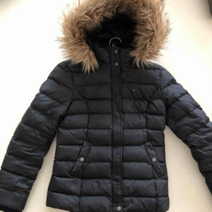  - Tommy Hilfiger jacka! Storlek XS. Färgen är mörkblå/svart. Ordinarie pris ca 1500kr. Frakt ingår (spårbar frakt blir mer) 
