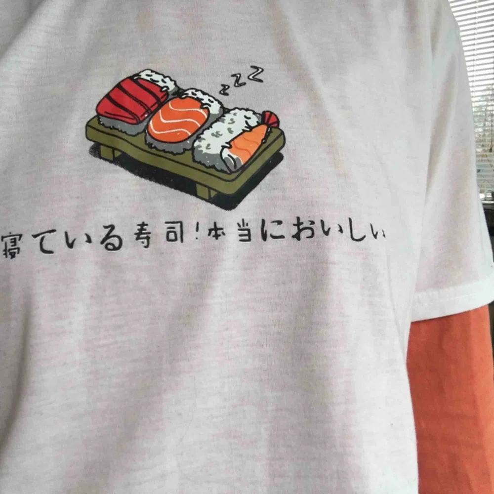 Jättesöt sovande sushi tröja🍣 frakt ingår💘. T-shirts.