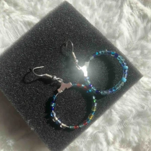  - Hej! Säljer nu mina egna hemmagjorda örhängen! Passar fint till nästan allt! Vet inte vilket material krokarna är i, så rekommenderar till någon som tål allt! ☺️☺️