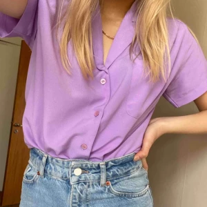  - Ljuslila oversize-skjorta. Jättesöt men kommer tyvärr aldrig till användning. Möts i Stockholm eller kan fraktas. 