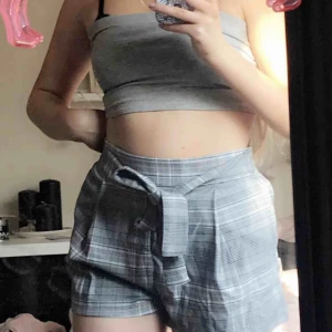  - Shorts i rutigt somrigt material med knytning i midjan. Så fina verkligen men dem kommer inte till användning i min garderob:( helt oanvända🤍☁️