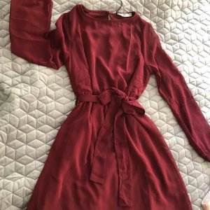  - En vinröd jätte söt klänning, helt oanvänt och prislapp kvar.