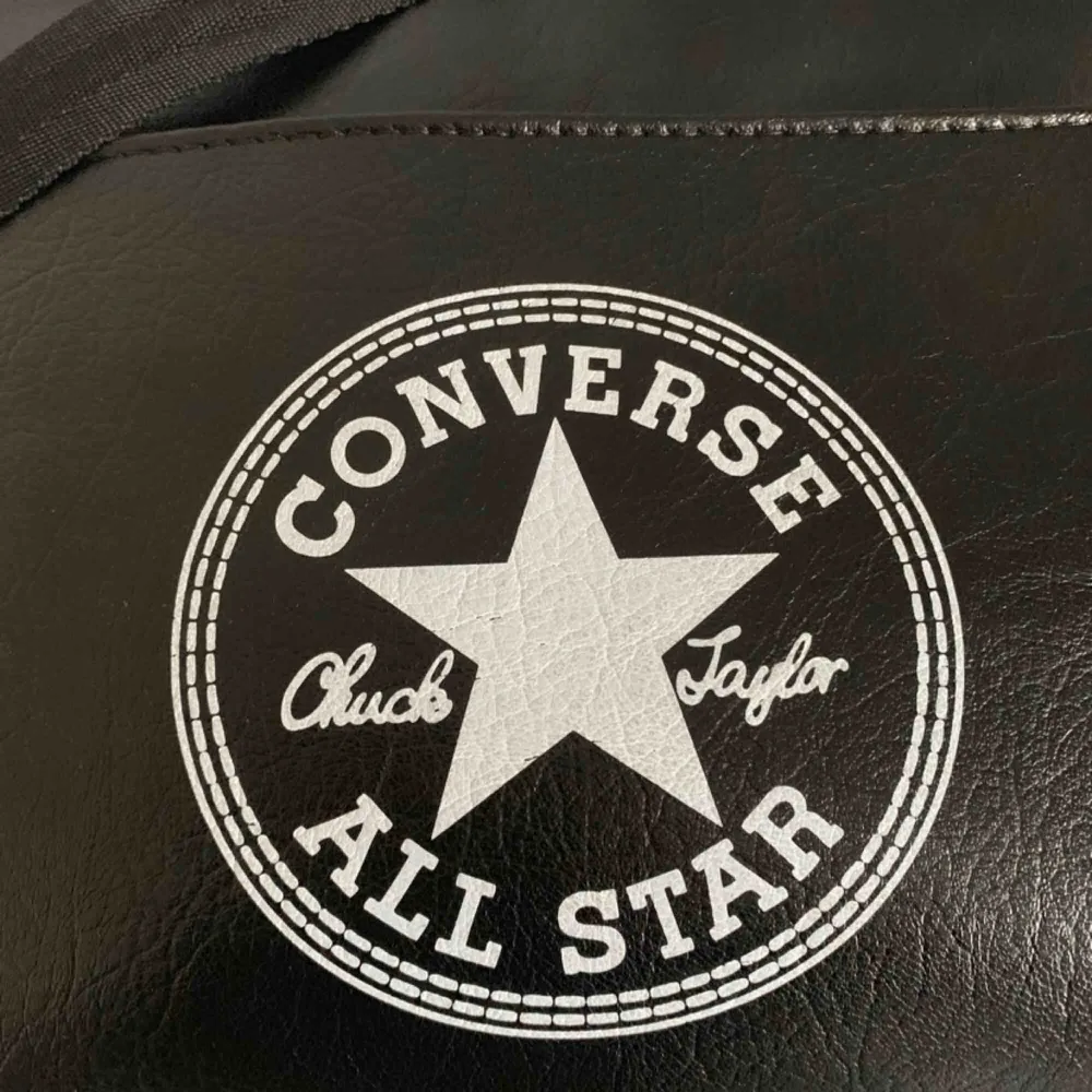 Fin oanvänd väska från converse. Köparen står för frakten❤️. Väskor.