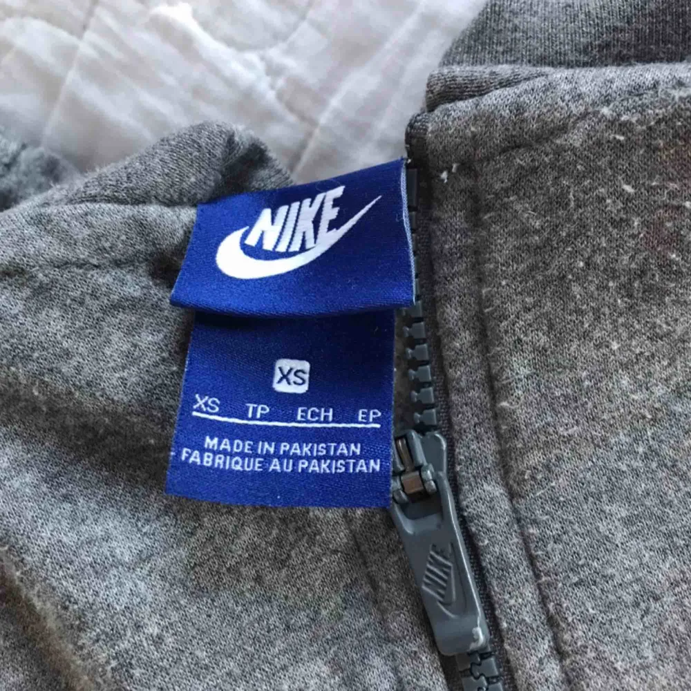 Nike zip hoodie i storlek XS. Köpt för ca 500 kr och har använt den ganska mycket därav lite nopprig. Köparen betalar frakt🦋. Hoodies.