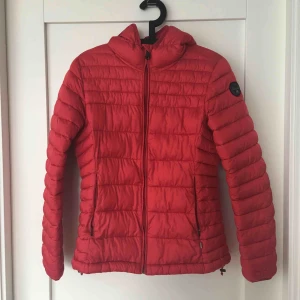  - Napapijri Jacka Sen höst/ tidig vår samt vinterjacka. Något tightare modell  Nypris 2600kr