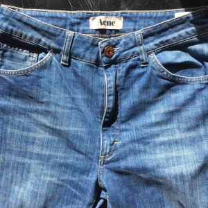 - Jättefina härligt blåa raka acnejeans med lång gren. Se slitning på bild 3. Möts gärna upp så att du kan testa dom om du vill🌸