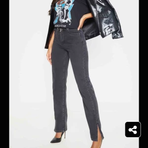  - Helt nya oanvända jeans från Prettylittlething, skitsnygga raka jeans med en slit där nere, men passade tyvärr inte mig. De är lite längre i modellen, jag är 1.65 och de var lite långa för mig. Betalning sker via swish. Frakt tillkommer