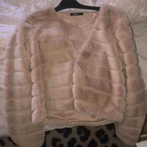 Faux Fur jacka 💜 - Faux Fur jacka i storlek M men passar också S, den är knappt använd så den är i väldigt bra skick 🦋