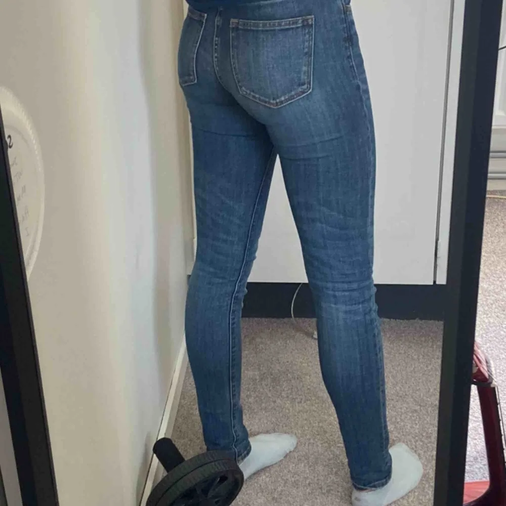 Crocker jeans i modellen ”Pow High” och storlek W26 L30. De sitter perfekt på mig som normalt har W25. Sköna och använda sparsamt :). Jeans & Byxor.