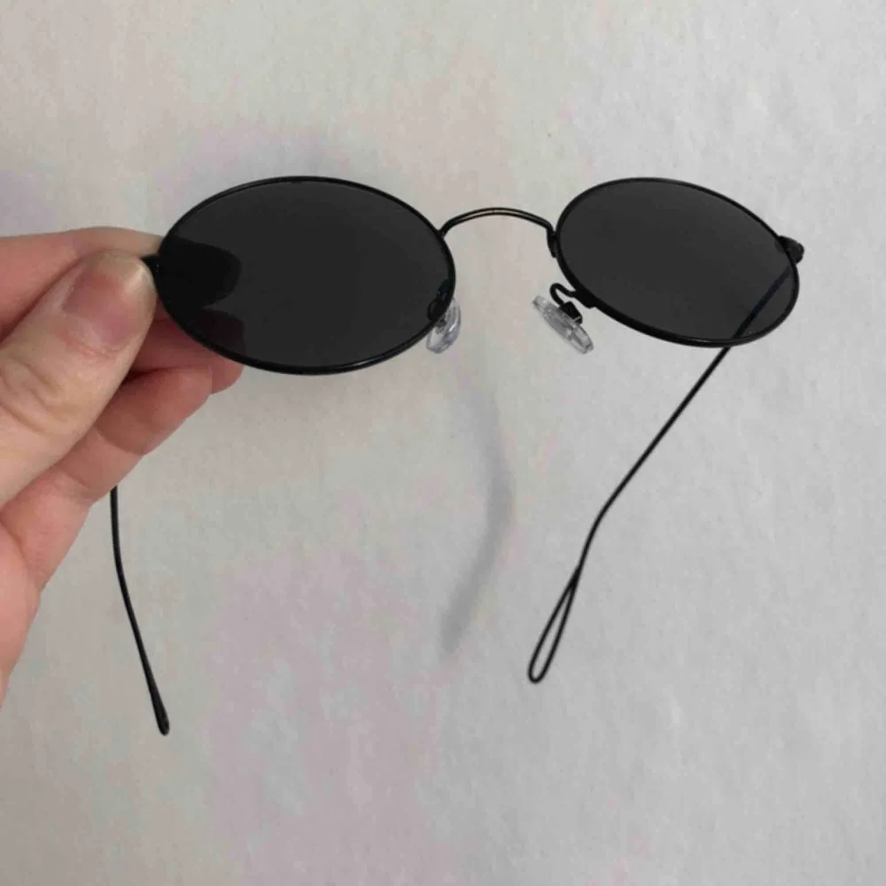 Solglasögon från weekday, använda typ 3 gånger. Sjukt snygga, lite lätt oval form. Prima skick och säljs endast pga har ett par jag använder mer.. Accessoarer.