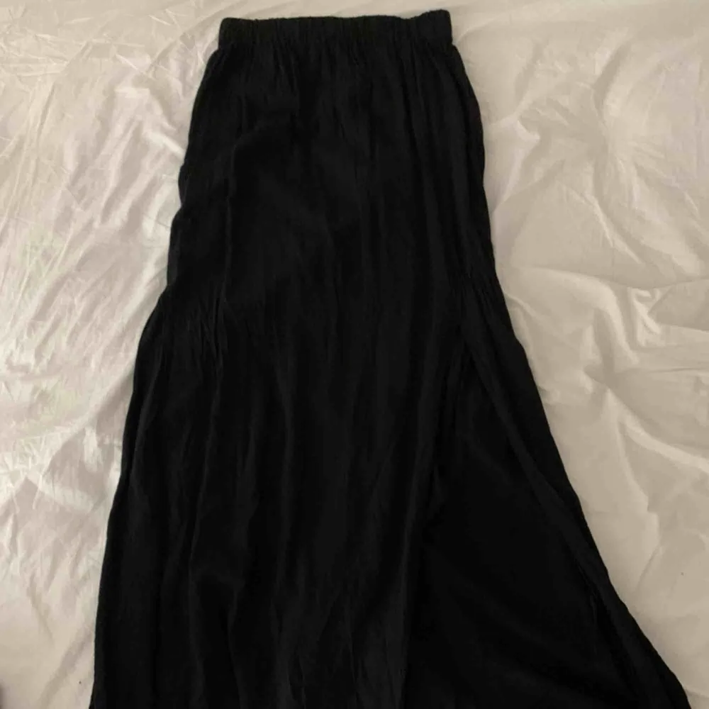 En svart längre kjol med slits från bik bok. I bra skick och frakt är inkl. . Kjolar.