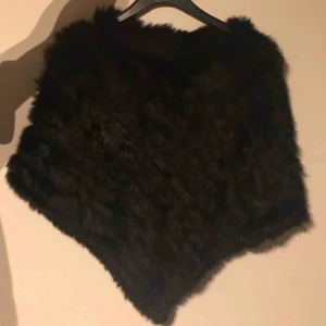  - Svart äkta pälsponcho