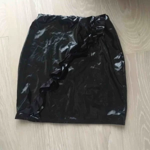  - Fin latex kjol❤️ Den är stretchig och oavsett form sitter den tight. Har använt 3 gånger. Kommer från boohoo. Med brev 22kr frakt