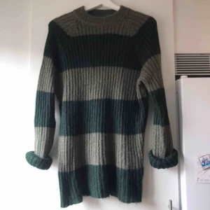  - Mysig luddig tröja från Weekday. Lååånga ärmar.  Kan posta för 55kr. 