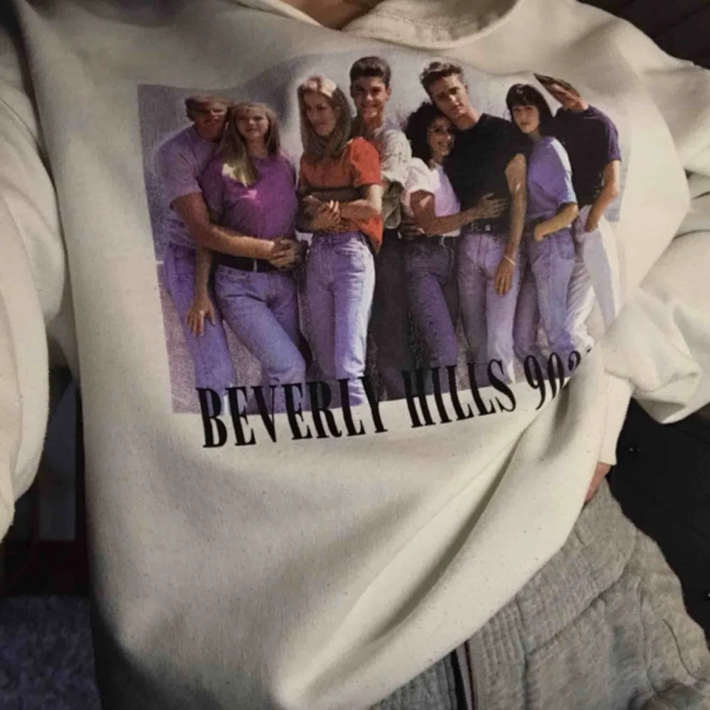 Väldigt fin hoodie från Beshka med ”Beverly Hills 90210” print på, bra skick:)) . Hoodies.
